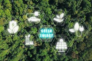 grön energi begrepp, antenn topp se grön skog med grön energi ikon på vr skärm, miljö- teknologi, cirkulär ekonomi. foto