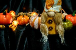halloween dekorationer bakgrund. halloween skrämmande pumpa huvud på trä- tabell halloween Semester begrepp foto