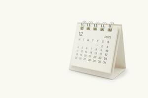 enkel skrivbord kalender för december 2023 isolerat på vit bakgrund. kalender begrepp med kopia Plats. foto