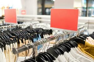 röd tom tecken inuti handla köpcenter. falsk upp annonsera visa ram miljö över de kläder linje i de handla avdelning Lagra för handla, företag mode och annons begrepp. foto