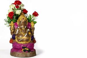 Lycklig ganesh chaturthi festival - skön ganesh staty tillverkad av lera med blommor på vit bakgrund. foto