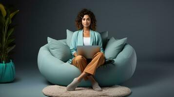 företag kvinna sitta på stol använda sig av enhet netbook uppkopplad kommunicera foto