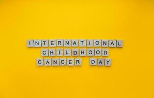 februari 15, internationell barndom cancer dag, minimalistisk baner med de inskrift i trä- brev foto