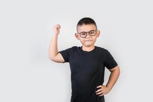 pojke som visar sin muskelkraft foto