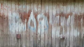 trä textur på de ladugård dörr i de gammal stad av semarang foto