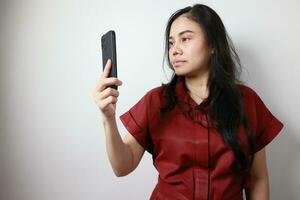 kvinna innehav smartphone, teknologi företag begrepp foto