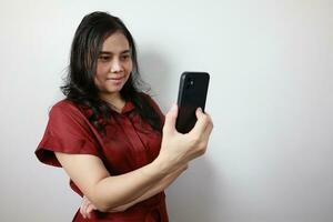 kvinna innehav smartphone, teknologi företag begrepp foto