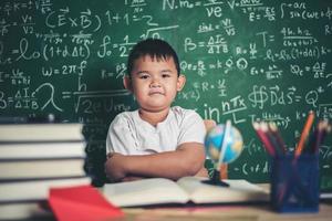 porträtt av en pojke i klassrummet. foto