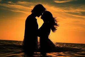 silhuett av en kärleksfull par i de hav på solnedgång, silhuett par i kärlek framträder från de hav sommar känsla, ai genererad foto