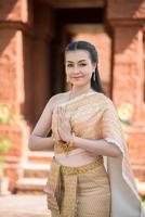 vacker kvinna som bär typisk thailändsk klänning