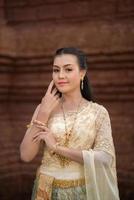 vacker kvinna som bär typisk thailändsk klänning