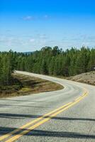 motorväg till lappland i nordlig del av finland foto