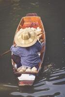 traditionell flytande marknadsföra i damnoen saduak nära bangkok foto