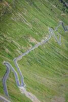 serpentin berg väg i italiensk alperna, stelvio passera, passo dello stelvio, stelvio naturlig parkera foto