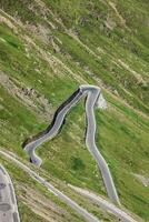 serpentin berg väg i italiensk alperna, stelvio passera, passo dello stelvio, stelvio naturlig parkera foto