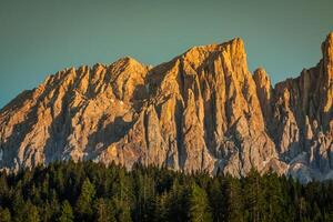 dolomiti - latemar på solnedgång ljus foto