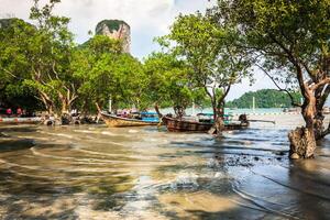 traditionell thai båt på railay strand foto