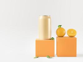 en burk apelsinjuice med apelsiner på en vit bakgrund.