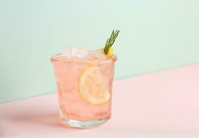rosa alkoholhaltig reste sig citron- dryck eller citronsaft foto