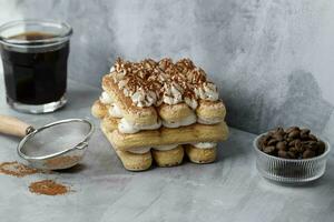 tiramisu. traditionell italiensk skiktad efterrätt. mascarpone och kaffe foto