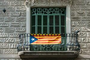oberoende flaggor hängande från balkonger på en byggnad i barcelona, Katalonien, Spanien foto