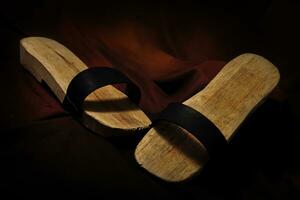 bakiak eller javanese träskor traditionell sandaler tillverkad av trä och sudd tofflor på brun trasa foto