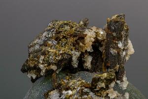 makro mineral sten prehnit på epidot på en grå bakgrund foto