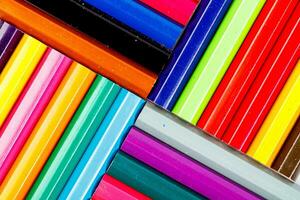 makro flerfärgad pennor på en vit bakgrund foto