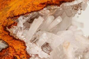 makro mineral sten kristaller hemimorfit sten på en vit bakgrund foto