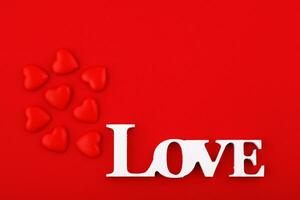 inskrift kärlek och röd hjärtan på en röd bakgrund foto