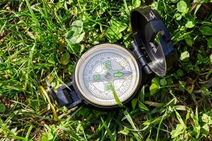 en kompass är om på de gräs foto