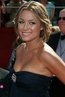 lauren konradarrerande på de bästa sändningstid emmys på de Nokia teater i los angeles ca i september 21 2008 foto