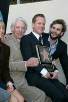 Kiefer sutherland familj på de hollywood promenad av berömmelse ceremoni för Kiefer sutherland i hollywood ca december 9 2008 foto