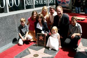 kate linder ron linder och familj kate linder mottar en stjärna på de hollywood promenad av berömmelse los angeles ca april 10 2008 foto