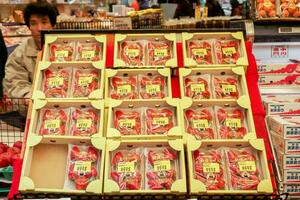 osaka stad, osk, 2018 - färsk jordgubb i förpackningar låda för försäljning i kuromon ichiba marknadsföra. dess stor, ljuv jordgubb och så populär frukt för turister när komma till besök de osaka i vinter. foto
