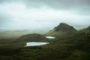 quiraing ö av skye ö skottland landmärke mörk, lynnig vibbar.landskap foto