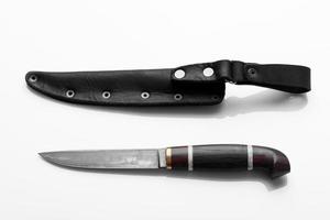 handgjord vacker jaktkniv med ett skarpt grått blad