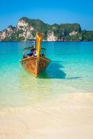 thai traditionell båtar på phi-phi öar, thailand foto