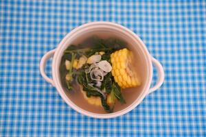 sayur bening daun kelor jagung eller moringa oleifera klar soppa med ljuv majs eras i skål foto