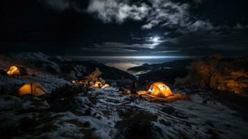 camping i de bergen på natt med en full måne och stjärnor. foto