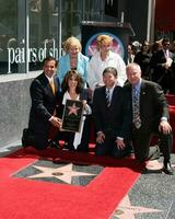 antonio villaraigosa kate linder leron grubler tom lebonge lä- klocka och jeanne tunnbindare kate linder mottar en stjärna på de hollywood promenad av berömmelse los angeles ca april 10 2008 foto