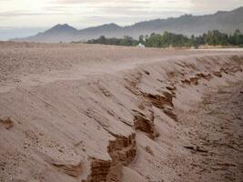 moln över sjö, en vibrerande solnedgång över en lugn sjö, med färgrik reflektioner skimrande på de vatten, naturlig landskap över en ström löpning till flod med skog och fjäll, mekong flod foto