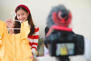 asiatisk vlogger bloggintervju med professionell dslr digitalkamera foto