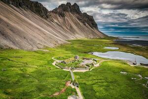 övergiven viking by med vestrahorn berg på vildmark i sommar island foto