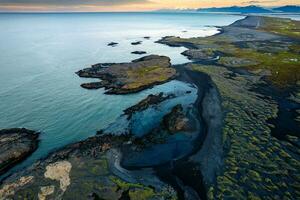 landskap med atlanten hav och svart sand strand i vildmark på sommar på island foto