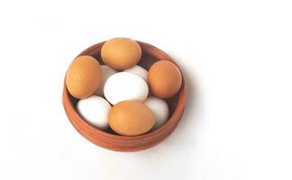 ägg med vit och röd Färg skal i skål på isolerat vit bakgrund. vit och röd ägg. foto