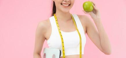 smal kropp asiatisk kvinnor välja friska mat, bantning kvinna välja grön äpple för diet. Bra friska mat. vikt tappa bort, balans, kontrollera, minska fett, låg kalorier, rutiner, träning, kropp form. foto