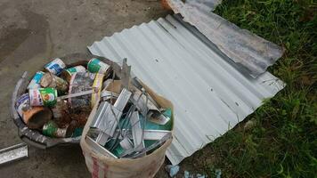 avfall från tak kakel, järn, cement, keramik och aluminium från konstruktion foto