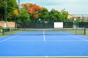hela blå tennis domstol, syntetisk sudd gräsmatta foto