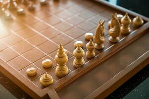 trä- schack styrelse spel med schack bitar redo till spela foto
